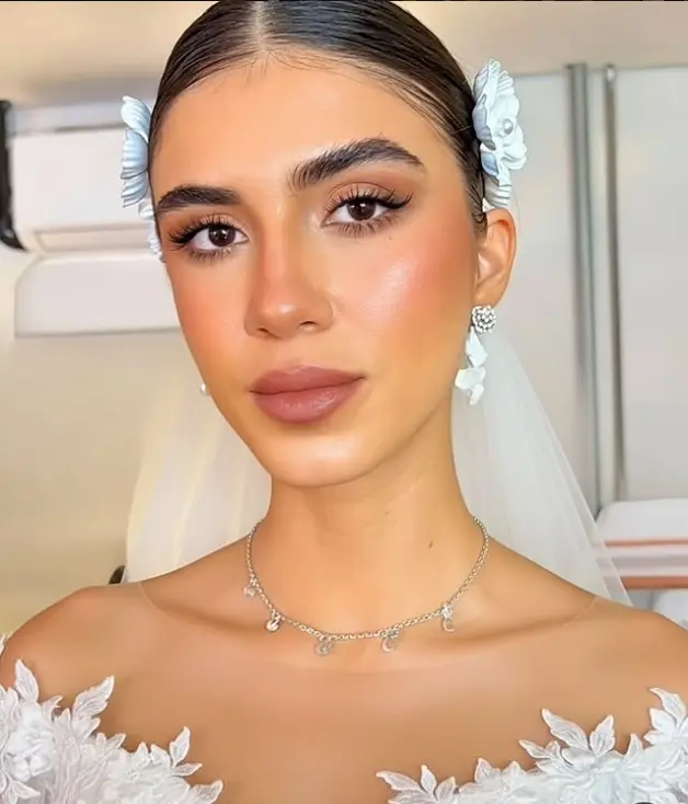 Close de noiva com pele luminosa, blush pêssego e delineado suave